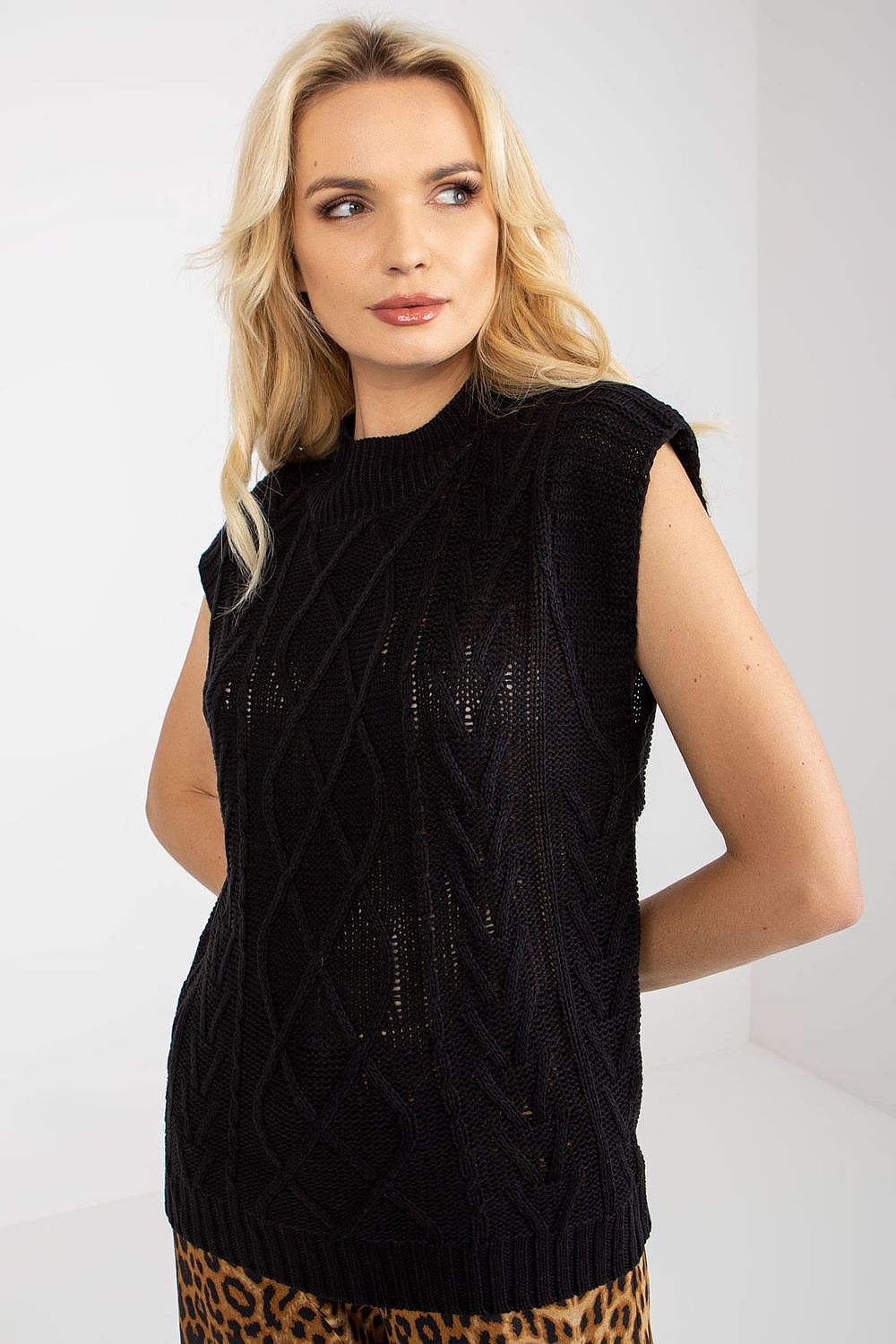 black gilet for women, trendy & breathable, sublevel fashion