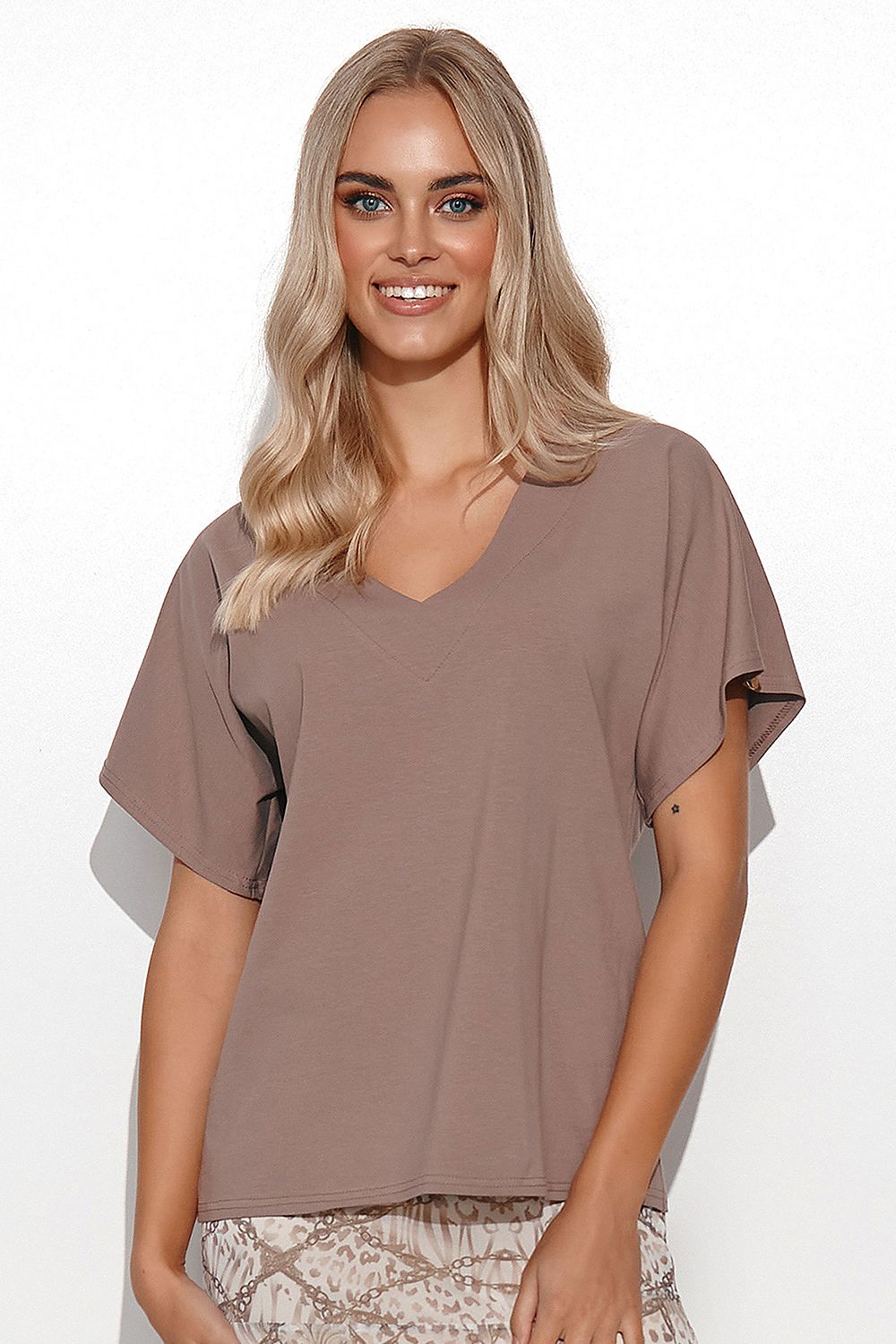 beige blouse for women, relaxed & bold, makadamia fashion